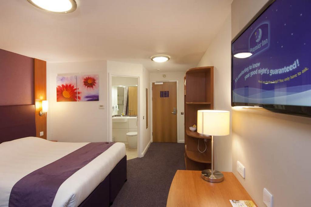 Premier Inn Stratford Upon Avon Waterways Exterior photo